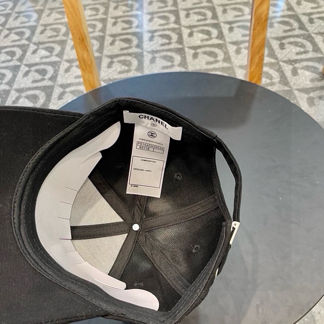  香奈儿新款棒球帽，很酷的色系，女佩戴都有不同style，第一批抢先出货！香粉必入款！