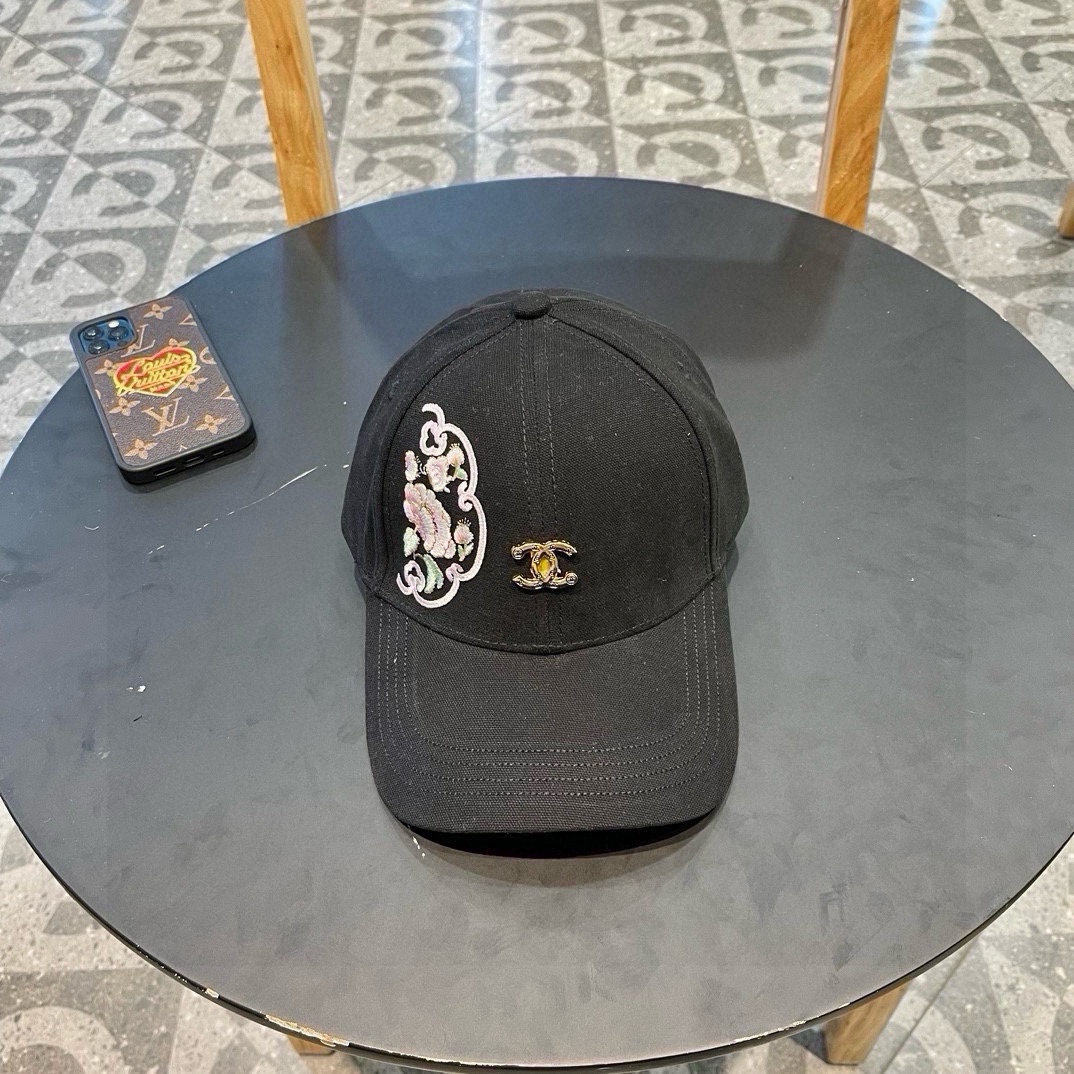  香奈儿新款棒球帽，很酷的色系，女佩戴都有不同style，第一批抢先出货！香粉必入款！