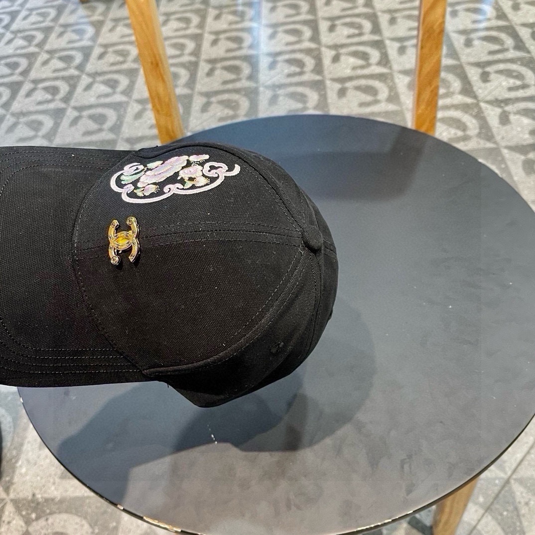  香奈儿新款棒球帽，很酷的色系，女佩戴都有不同style，第一批抢先出货！香粉必入款！