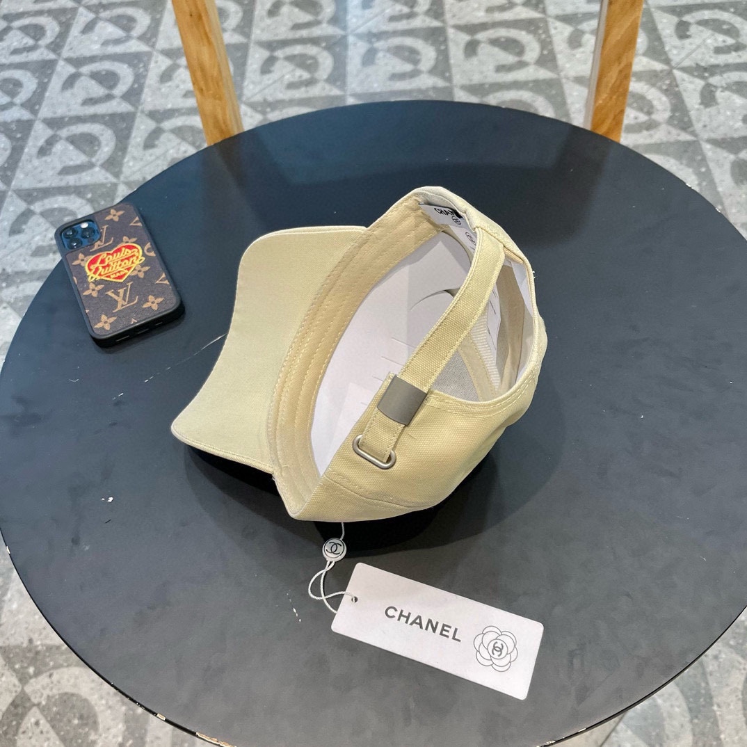  香奈儿新款棒球帽，很酷的色系，女佩戴都有不同style，第一批抢先出货！香粉必入款！