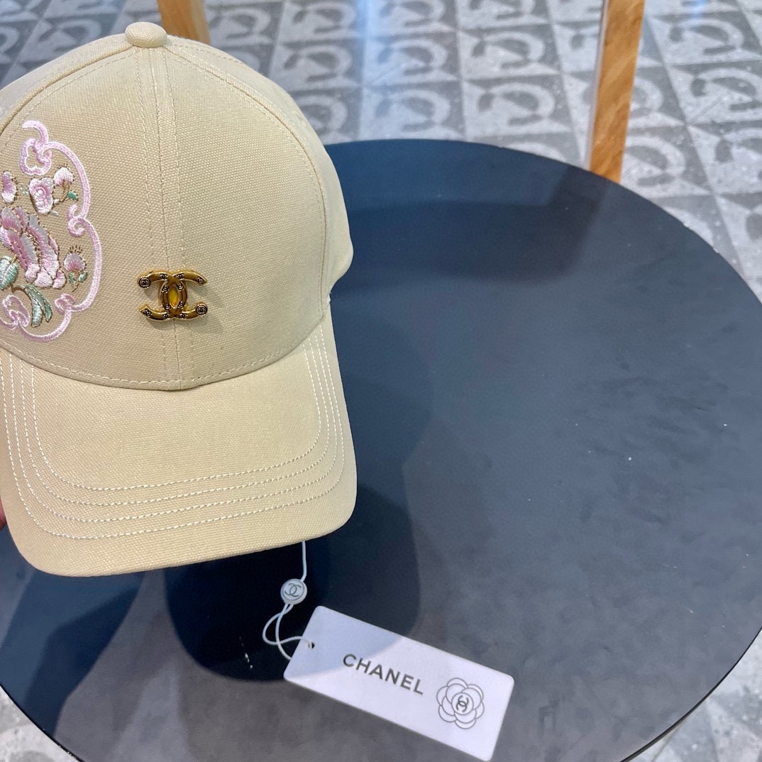  香奈儿新款棒球帽，很酷的色系，女佩戴都有不同style，第一批抢先出货！香粉必入款！