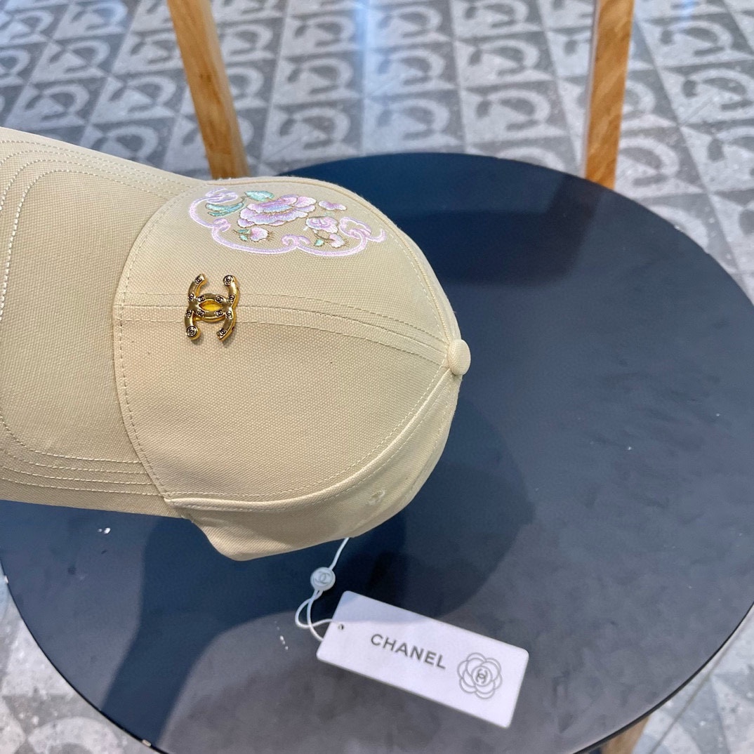  香奈儿新款棒球帽，很酷的色系，女佩戴都有不同style，第一批抢先出货！香粉必入款！