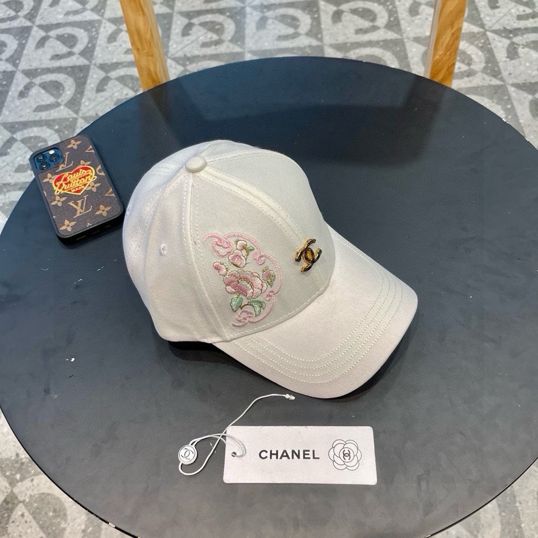  香奈儿新款棒球帽，很酷的色系，女佩戴都有不同style，第一批抢先出货！香粉必入款！