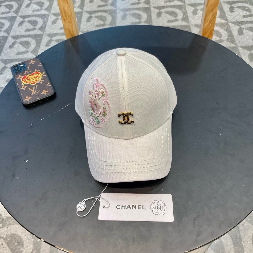  香奈儿新款棒球帽，很酷的色系，女佩戴都有不同style，第一批抢先出货！香粉必入款！