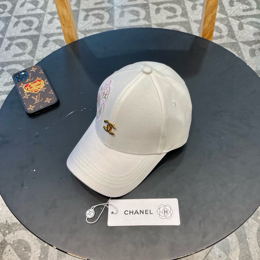  香奈儿新款棒球帽，很酷的色系，女佩戴都有不同style，第一批抢先出货！香粉必入款！