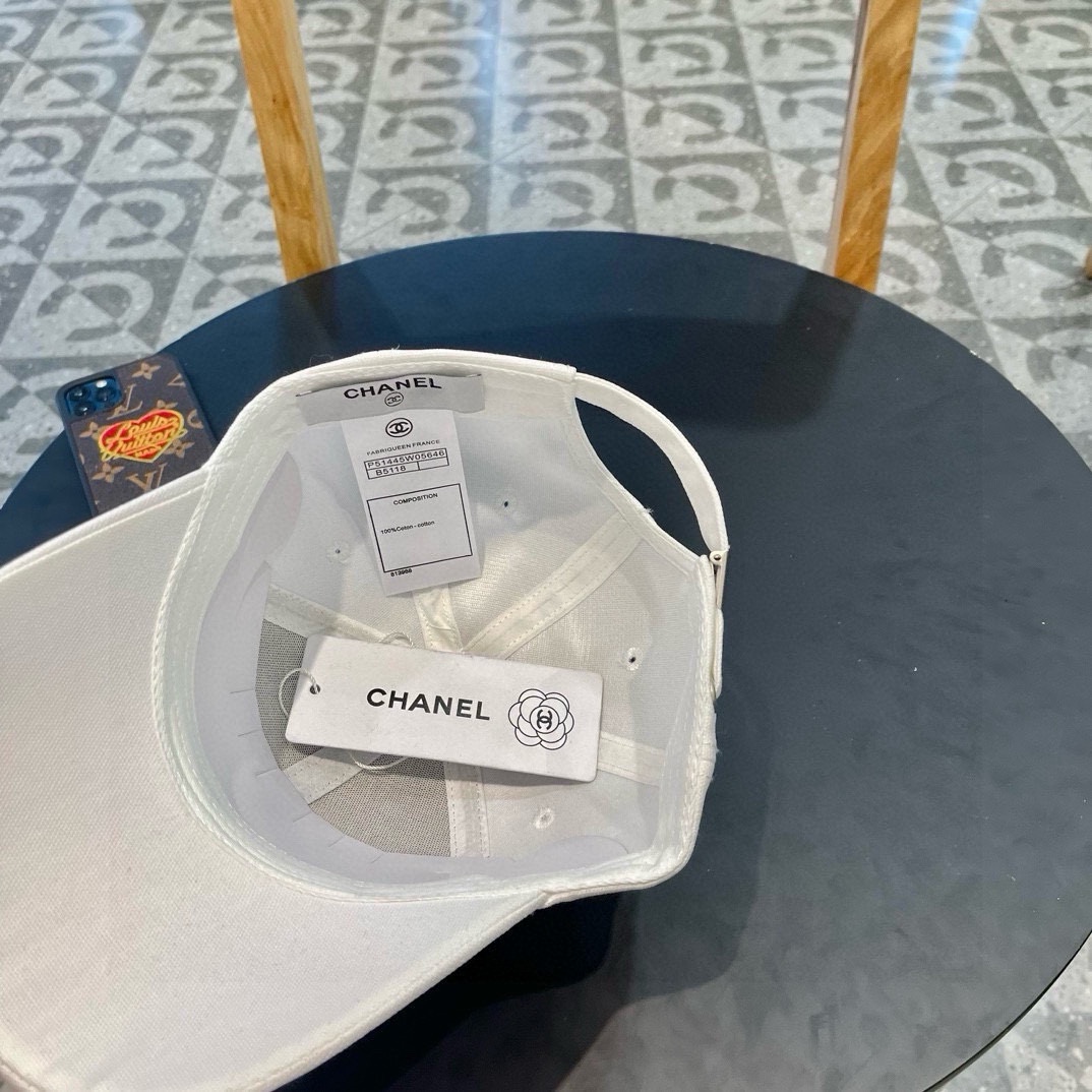  香奈儿新款棒球帽，很酷的色系，女佩戴都有不同style，第一批抢先出货！香粉必入款！