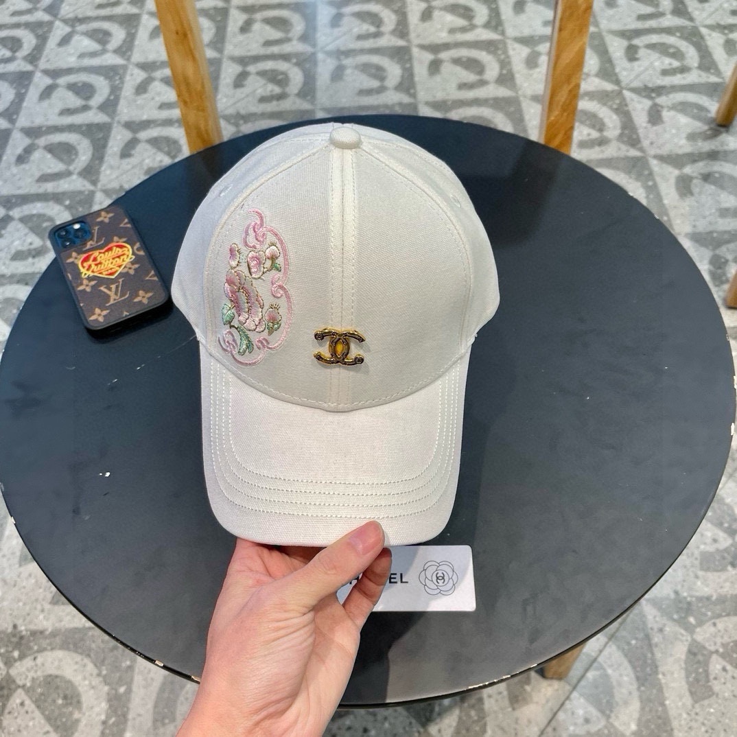  香奈儿新款棒球帽，很酷的色系，女佩戴都有不同style，第一批抢先出货！香粉必入款！