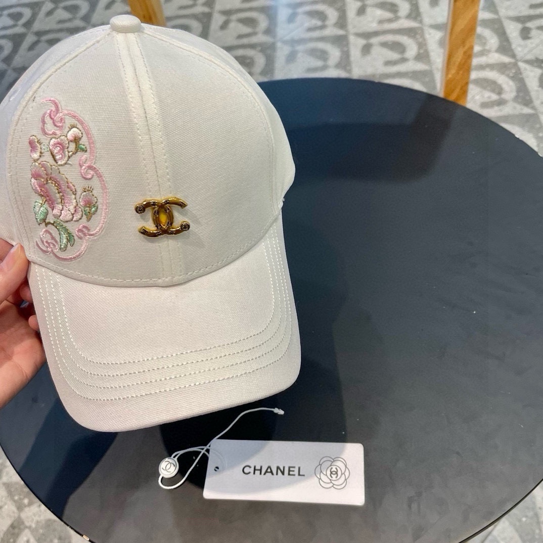  香奈儿新款棒球帽，很酷的色系，女佩戴都有不同style，第一批抢先出货！香粉必入款！