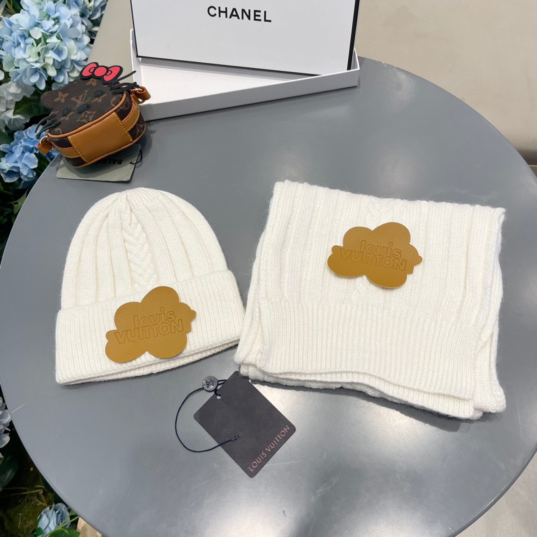 NO:659591,Lv Home. [Two-piece set-wool suit hat] Classic suit hat!  Hat and scarf!  It's warm and super comfortable~A great tool for young ladies to reduce their age in winter~This winter, all you need is a set of hats~It's warm and fashionable!  Unisex model! Can be made as a couple model!  Complete range of anti-counterfeiting labels and elevators!  Many styles, welcome to choose! Suit, suit, louis vuitton, hats19860909Lv家.【两件套-羊毛套装帽子】经典套装帽子！帽子围巾！暖暖哒超级舒服～冬日小姐姐减龄神器哦～这个冬天你就差这么一套套装帽子啦～又保暖又时尚！男女通用款!可以做情侣款！防伪标签吊卡齐全！多多款式,欢迎选择!套装,套装,louis vuitton,hats,accessory