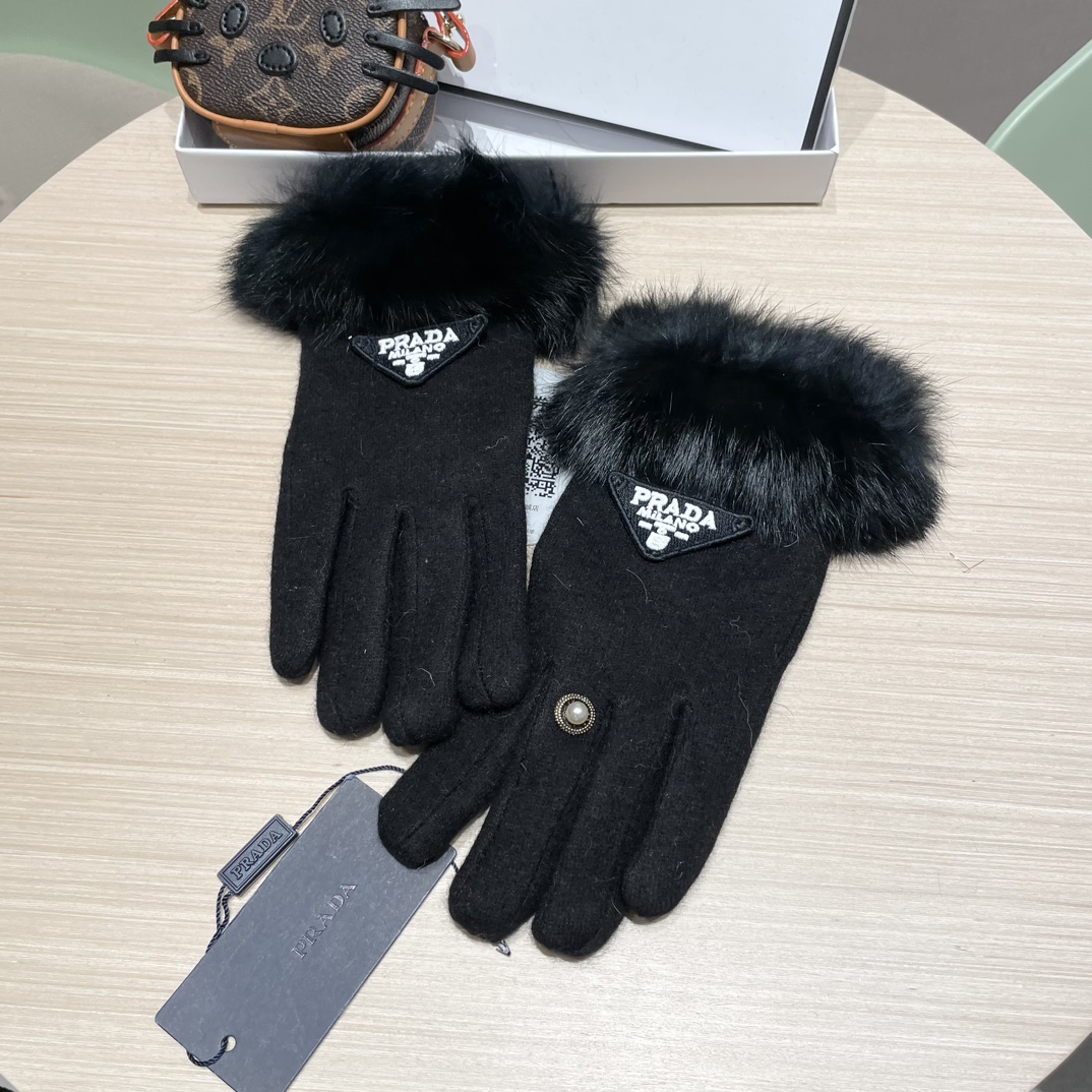 NO:659725,PRADA 2025 Autumn and Winter Lazy Rabbit Wool Wool Gloves are worth comparing the same model with different qualities, killing poor products on the market. The wool ten lazy rabbit fur is lined with velvet. It is a classic and timeless style. If you like it, you can buy it. This kind of quality can be used next year after using it this year. [Happy] [Happy] [Happy] Comes with a box of one-size-fits-all gloves, gloves, prada, prada, gloves19860909PRADA 普拉达2025秋冬懒兔毛羊毛手套值得对比同款不同品质,秒杀市场差产品,羊毛十懒兔毛内里加绒 经典不过时款.喜欢可以入手了,这种品质的今年用了明年还能用 [愉快][愉快][愉快]配盒子码数均码手套,手套,prada,prada,gloves,accessory