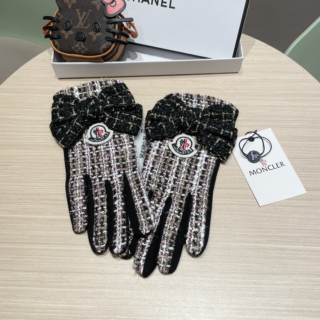 NO:659717,Meng Mouth Autumn and Winter Wool Knitted Gloves Candy Solid Color Series is a big hit this autumn and winter. Every color is super beautiful. It looks great with a cashmere coat. Three-dimensional tailoring. Smooth lines. Comfortable to wear. Fingerless design is more convenient. Fits the hand. Gloves, gloves, Moncler, gloves19860909蒙口秋冬羊毛针织手套糖果纯色系列今年秋冬大火 每色都超好看 搭配羊绒大衣绝美 立体版型剪裁 线条流畅 佩戴舒适 露指设计更加方便 贴合手型 手套,手套,Moncler,gloves,accessory