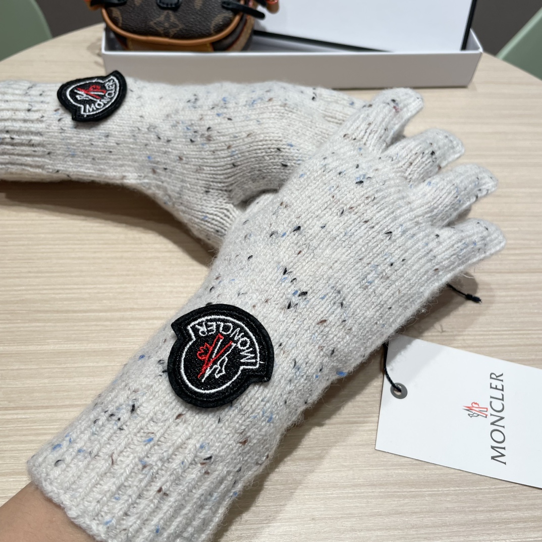 蒙口秋冬羊毛针织手套🧤糖果纯色系列今年秋冬大火。 每色都超好看 搭配羊绒大衣绝美 立体版型剪裁 线条流畅