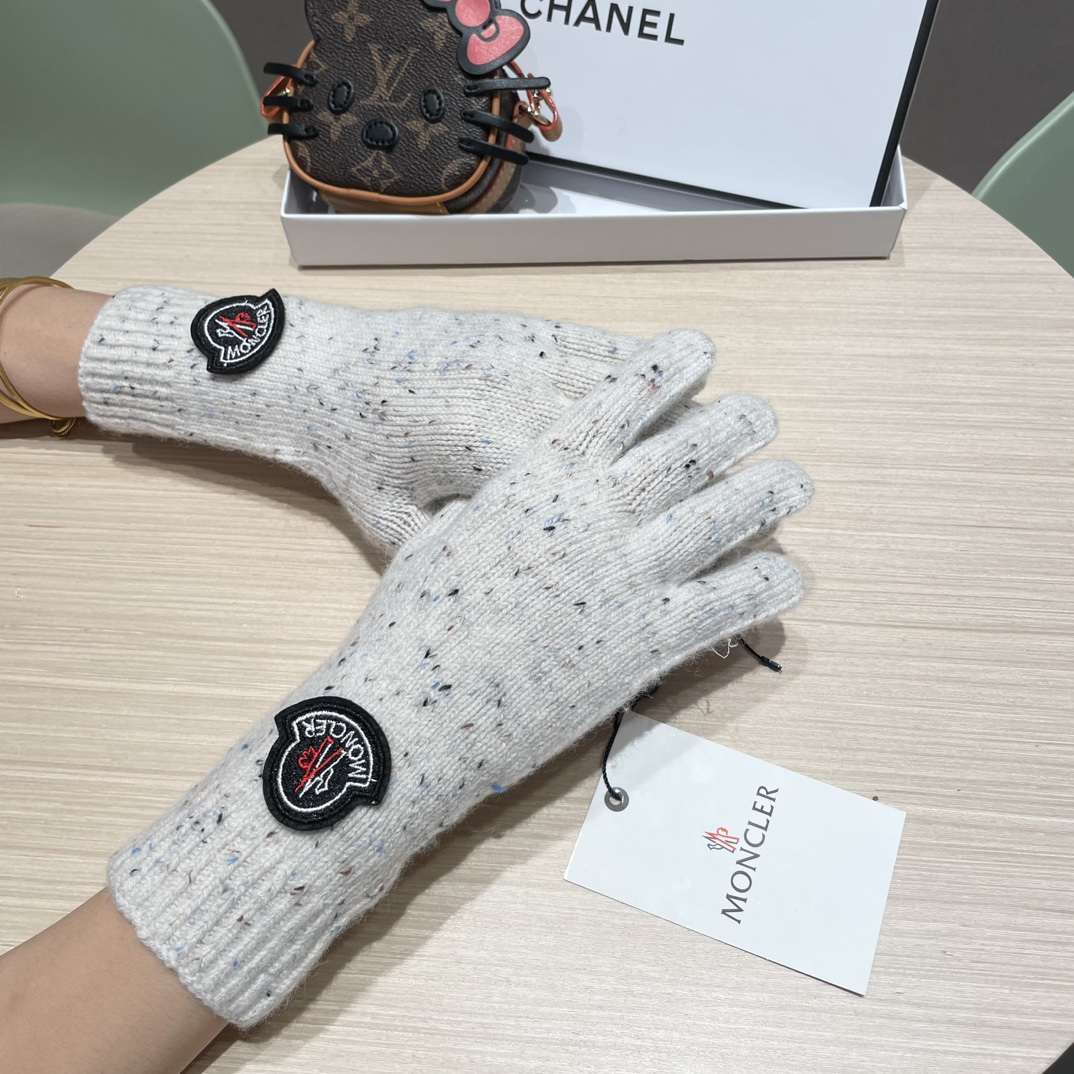 蒙口秋冬羊毛针织手套🧤糖果纯色系列今年秋冬大火。 每色都超好看 搭配羊绒大衣绝美 立体版型剪裁 线条流畅