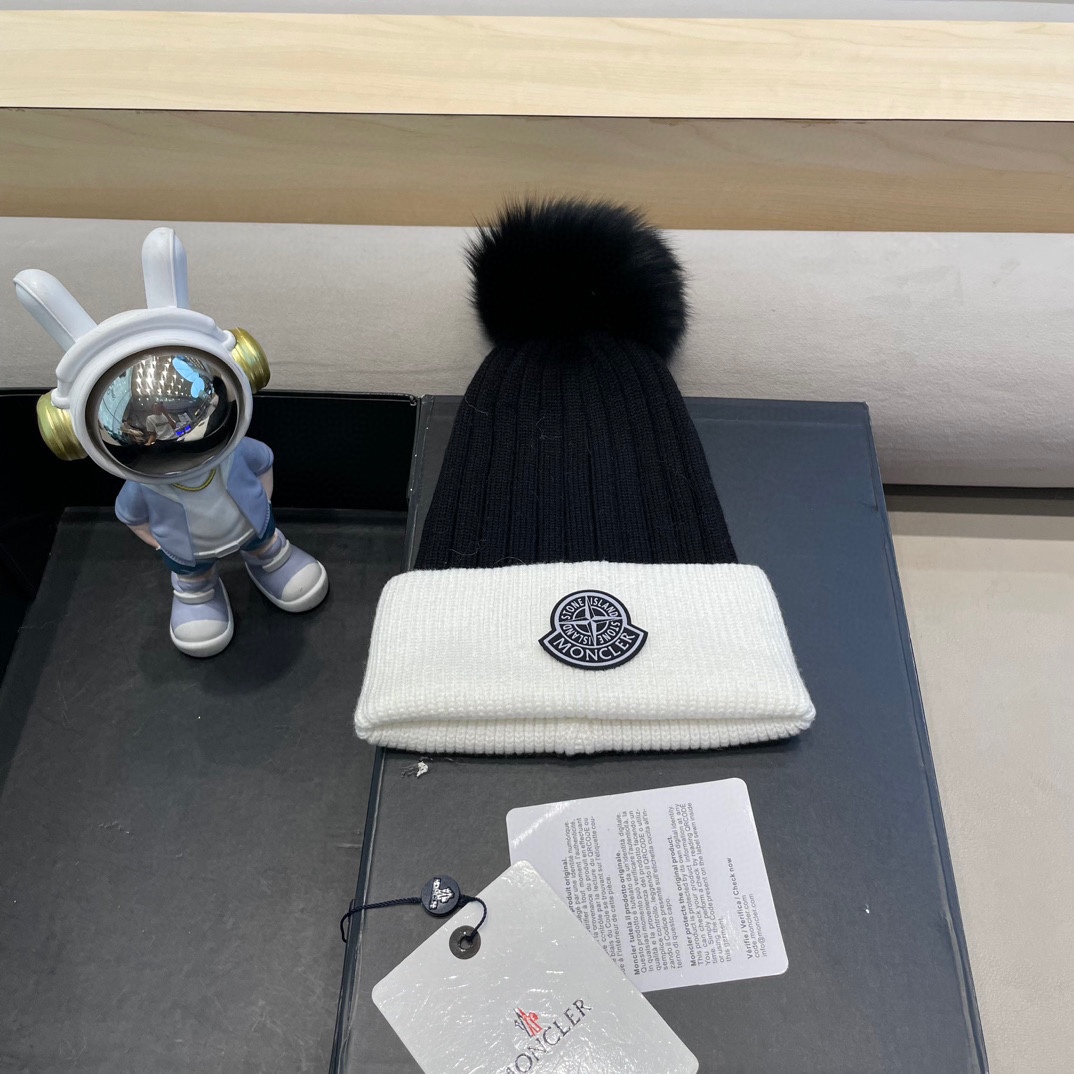 NO:670778,MONCLER high-quality fox fur ball knitted rabbit wool beanie is a super classic and timeless autumn and winter cold hat. A must-have for any girl who knows her stuff. There are many versions of the hat style and quality in the market. Only this one has always stood up, the top is really beautiful and the texture is great!  Hats bucket hat, baseball cap, knitted hat, hat, Moncler, espadrilles, hats19860909蒙口MONCLER高品质狐狸毛球针织兔羊毛毛线帽 超经典不过时的一款秋冬冷帽 懂货的小姐姐必入款,帽型质量市场都有超多版本 唯有这款一直屹立不倒,上头真心好看,质感嘎嘎的好！帽子渔夫帽棒球帽针织帽,帽子,Moncler,espadrilles,hats,hat
