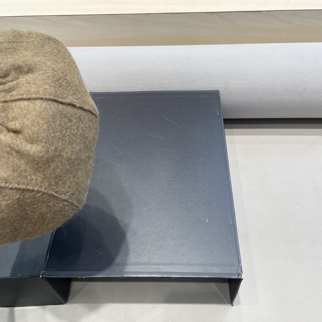 Gucci 前进帽女韩版秋冬季呢料百搭复古鸭舌帽休闲时髦感皮檐设计贝雷帽