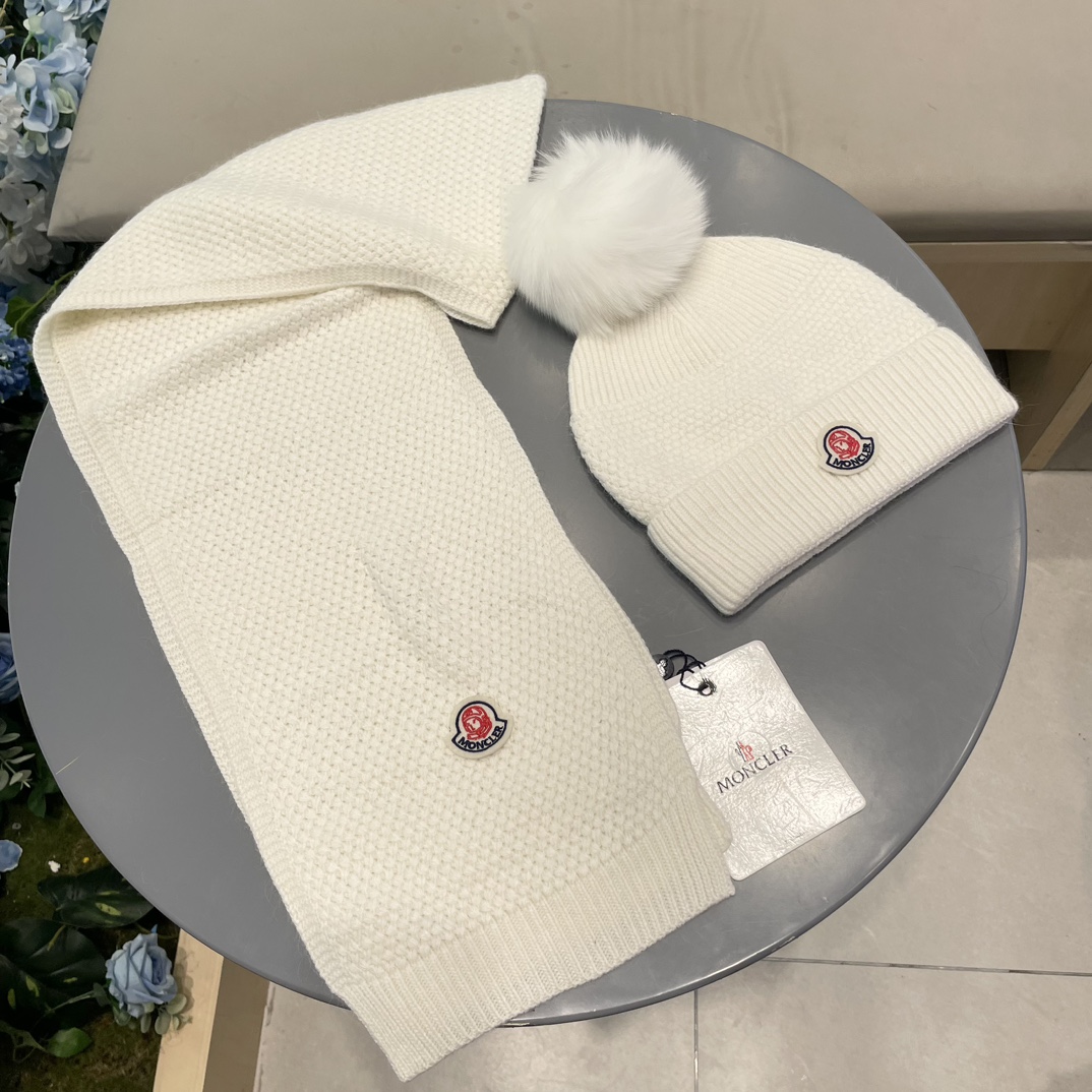 Moncler蒙口新款针织围巾套装  围巾帽加狐狸毛球套装，大气高颜值，手感无比舒适