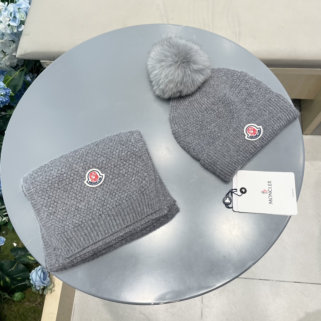 NO:554517,Moncler's new knitted scarf suit for men's mouth, scarf hat and fox fur ball suit, elegant and good-looking, extremely comfortable suit, suit, Moncler, hats19860909Moncler蒙口新款针织围巾套装 围巾帽加狐狸毛球套装,大气高颜值,手感无比舒适套装,套装,Moncler,hats,accessory
