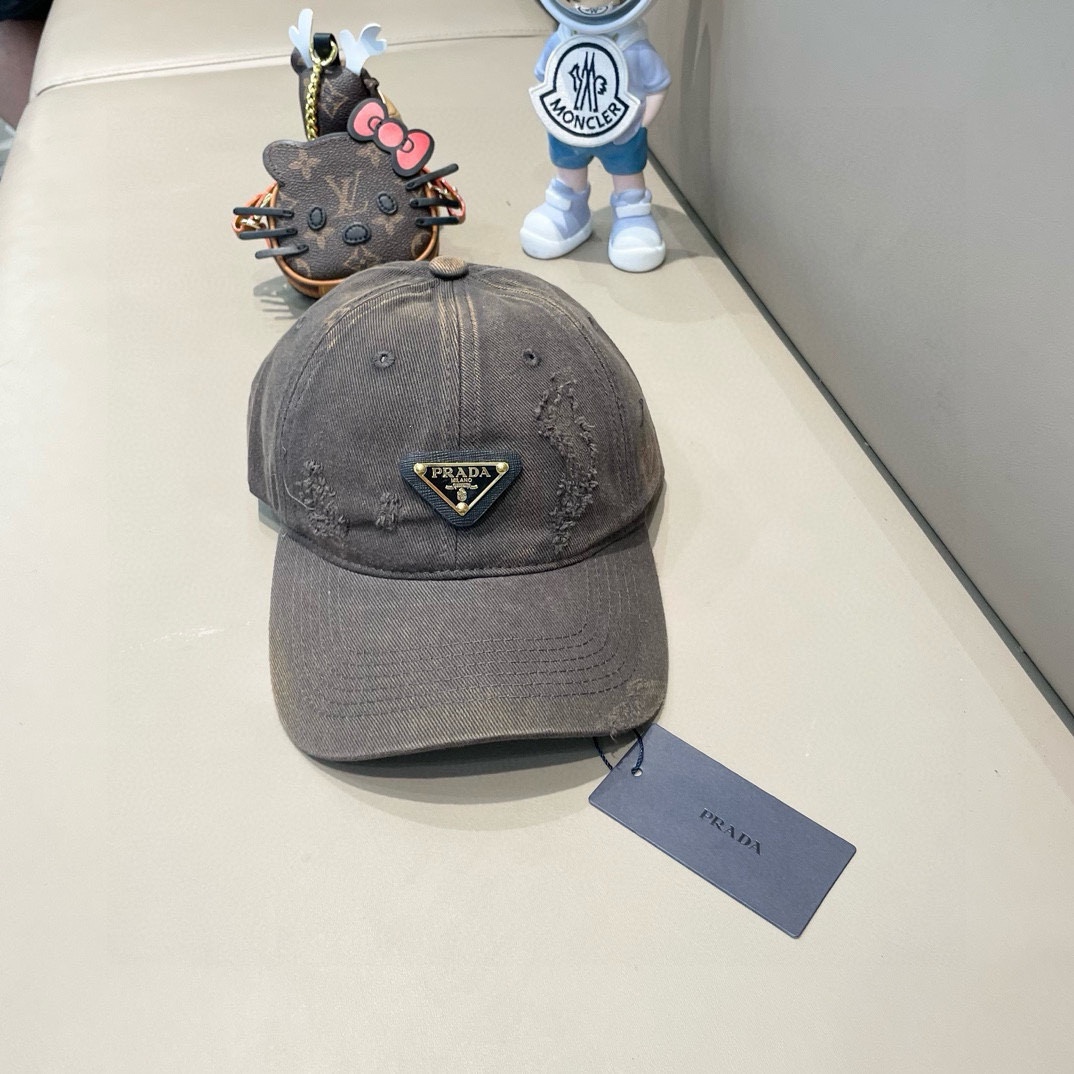 NO:216255,Prada Prada's new triangle baseball cap has a strong sense of design and refreshing. The head shape is very good and can modify various head shapes. The versatile hat, fisherman's hat, baseball cap, knit hat, prada, prada, espadrilles, hats19860909普拉达Prada新款三角标棒球帽 设计感超强,让人耳目一新 头型非常好,可以修饰各种头型,实力百搭款帽子渔夫帽棒球帽针织帽,帽子,prada,prada,espadrilles,hats,hat