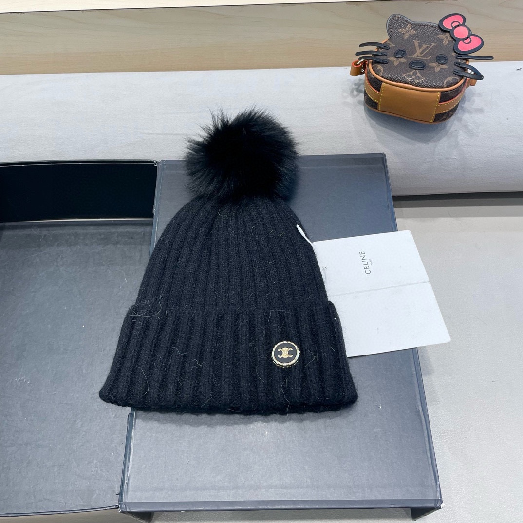 NO:216269,Celine Di Lieba same knitted hat autumn and winter new women's wool hat imitation fox wool ball thickened warm hat hat fisherman hat baseball hat knit hat, hat, celine, espadrilles, hats19860909塞琳Celine迪丽热巴同款针织帽子秋冬新款女士毛线帽仿狐狸毛球球加厚保暖帽帽子渔夫帽棒球帽针织帽,帽子,celine,espadrilles,hats,hat