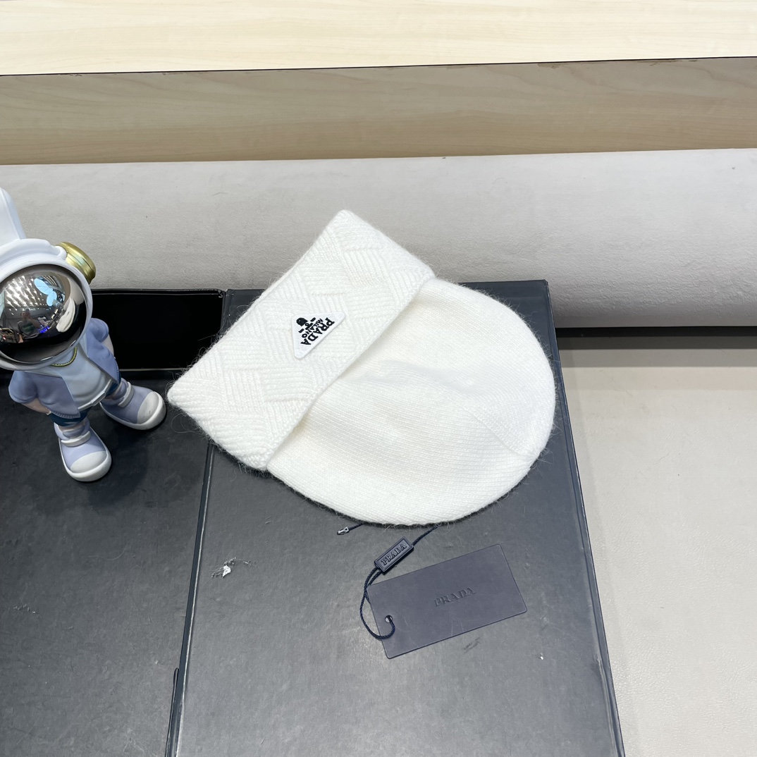  Prada普拉达针织毛线帽！百分之70羊毛+百分之三十兔毛小姐姐的冬日最爱～随便搭配什么衣服都好看！又