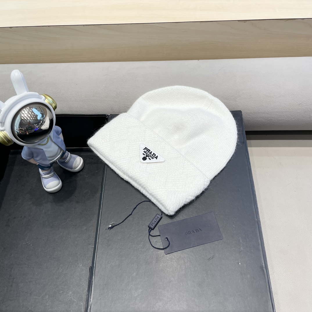  Prada普拉达针织毛线帽！百分之70羊毛+百分之三十兔毛小姐姐的冬日最爱～随便搭配什么衣服都好看！又