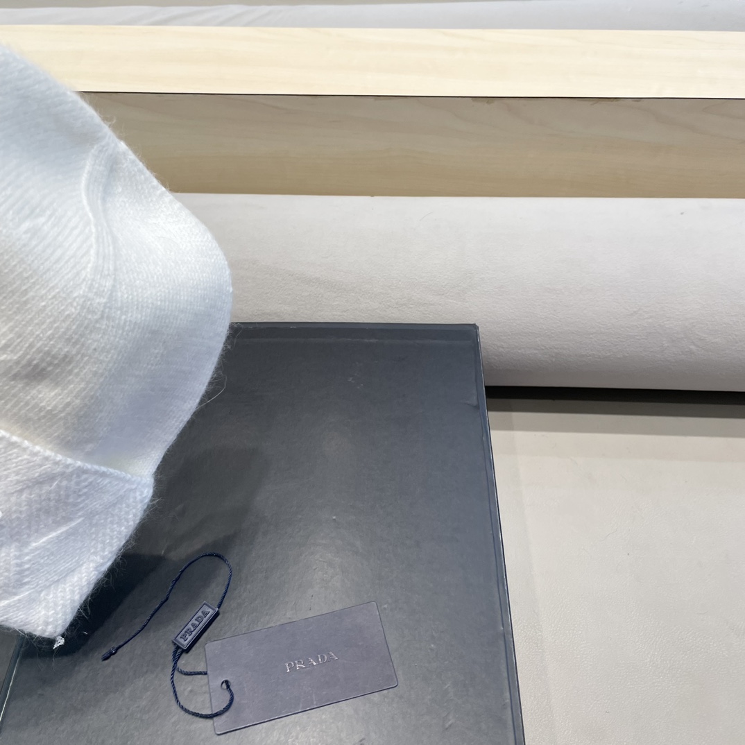  Prada普拉达针织毛线帽！百分之70羊毛+百分之三十兔毛小姐姐的冬日最爱～随便搭配什么衣服都好看！又