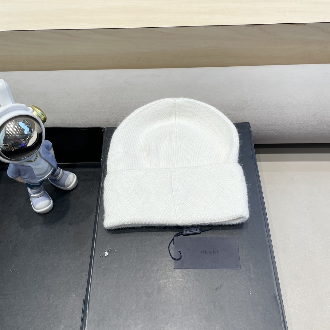  Prada普拉达针织毛线帽！百分之70羊毛+百分之三十兔毛小姐姐的冬日最爱～随便搭配什么衣服都好看！又