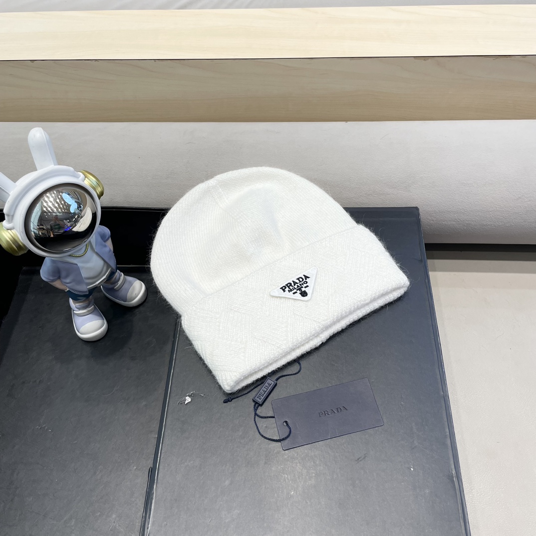  Prada普拉达针织毛线帽！百分之70羊毛+百分之三十兔毛小姐姐的冬日最爱～随便搭配什么衣服都好看！又