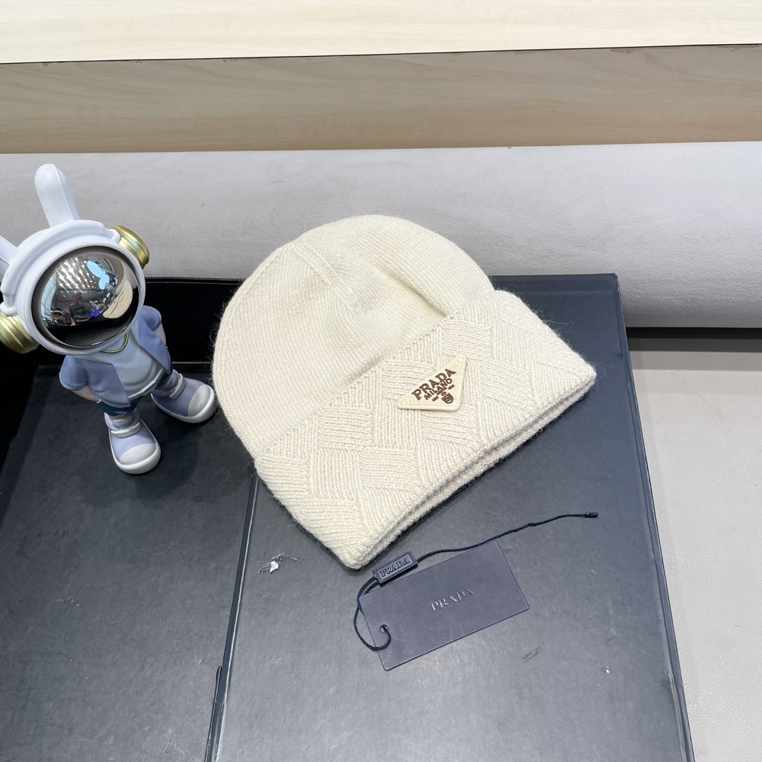  Prada普拉达针织毛线帽！百分之70羊毛+百分之三十兔毛小姐姐的冬日最爱～随便搭配什么衣服都好看！又