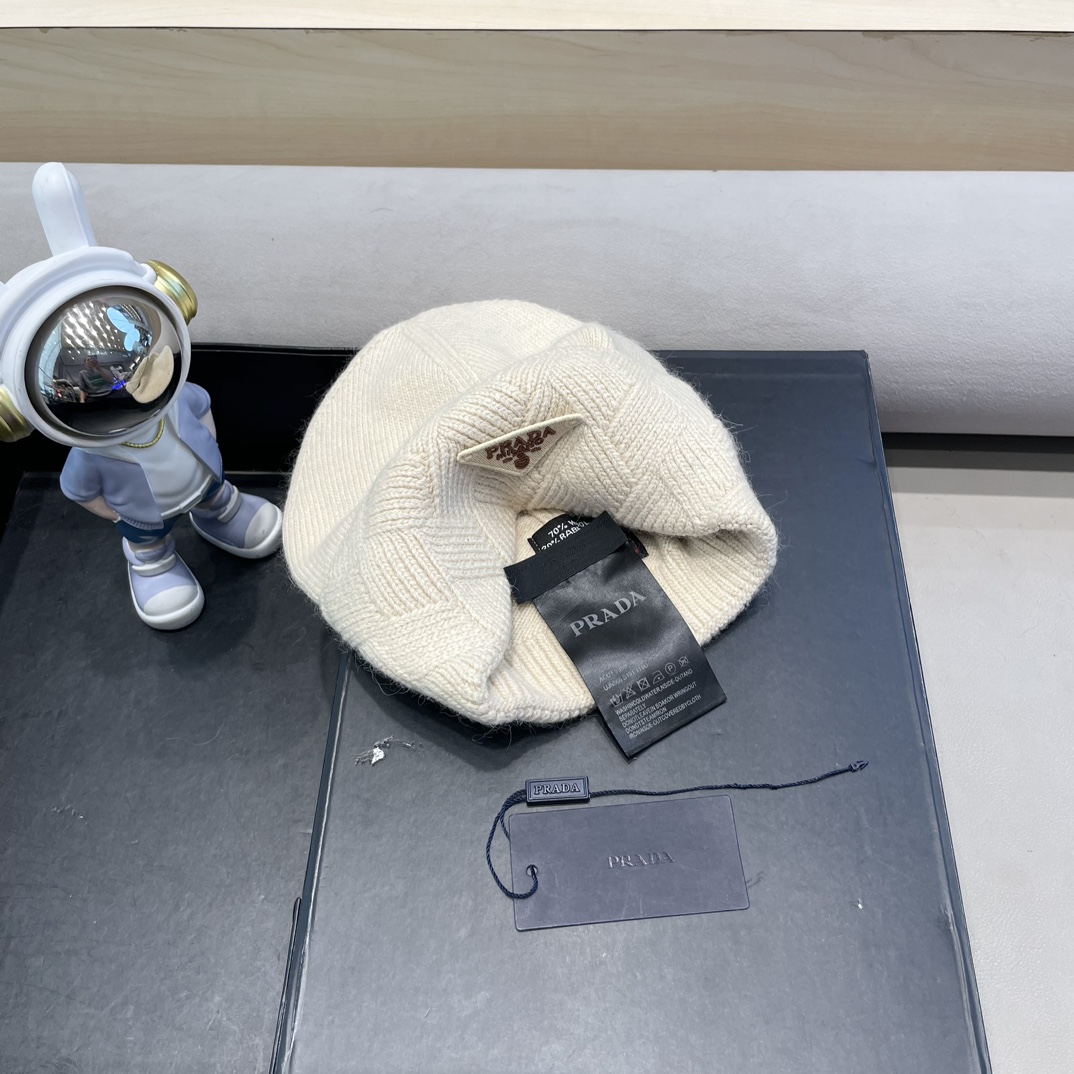  Prada普拉达针织毛线帽！百分之70羊毛+百分之三十兔毛小姐姐的冬日最爱～随便搭配什么衣服都好看！又