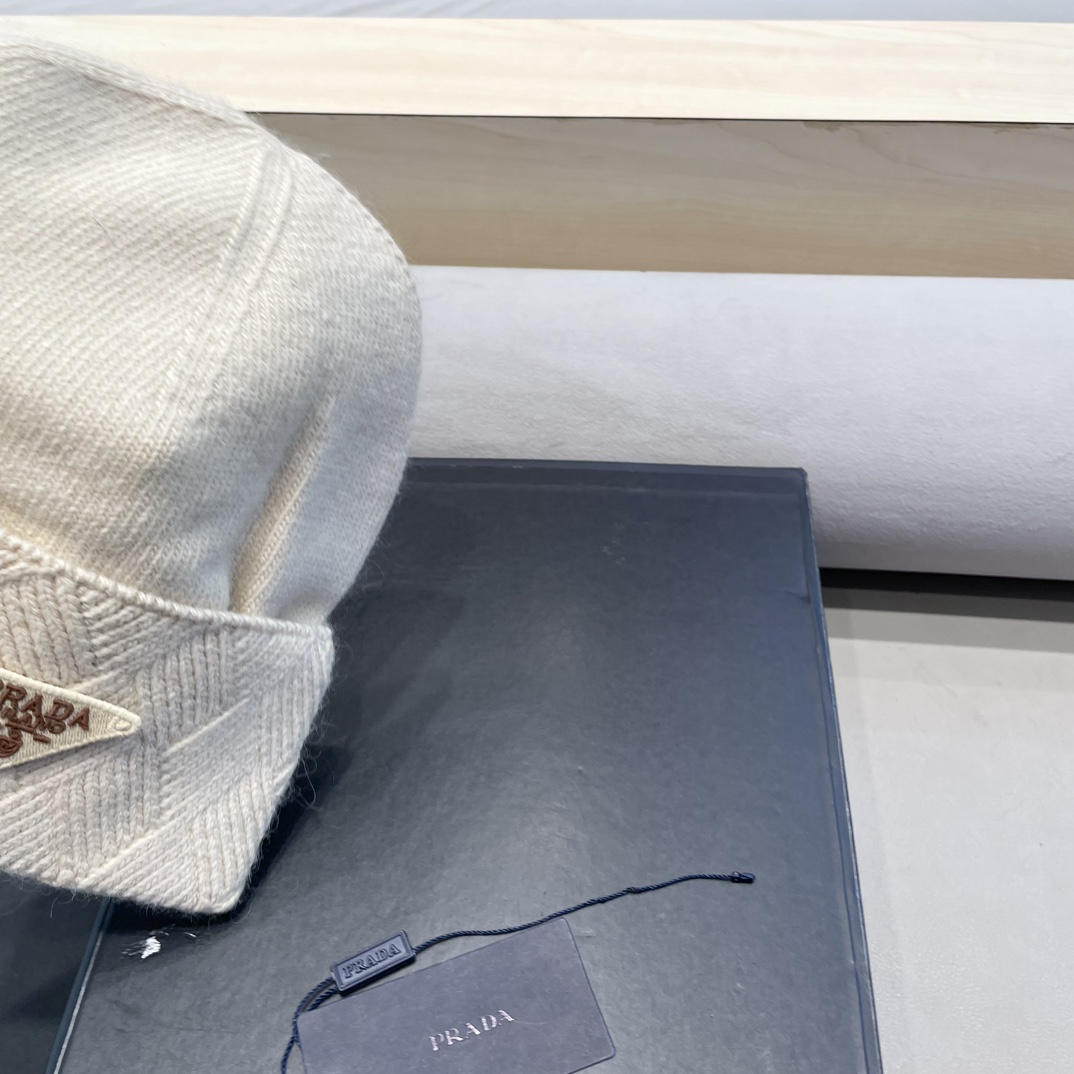  Prada普拉达针织毛线帽！百分之70羊毛+百分之三十兔毛小姐姐的冬日最爱～随便搭配什么衣服都好看！又