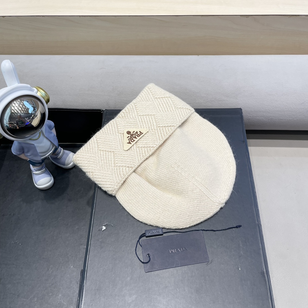  Prada普拉达针织毛线帽！百分之70羊毛+百分之三十兔毛小姐姐的冬日最爱～随便搭配什么衣服都好看！又
