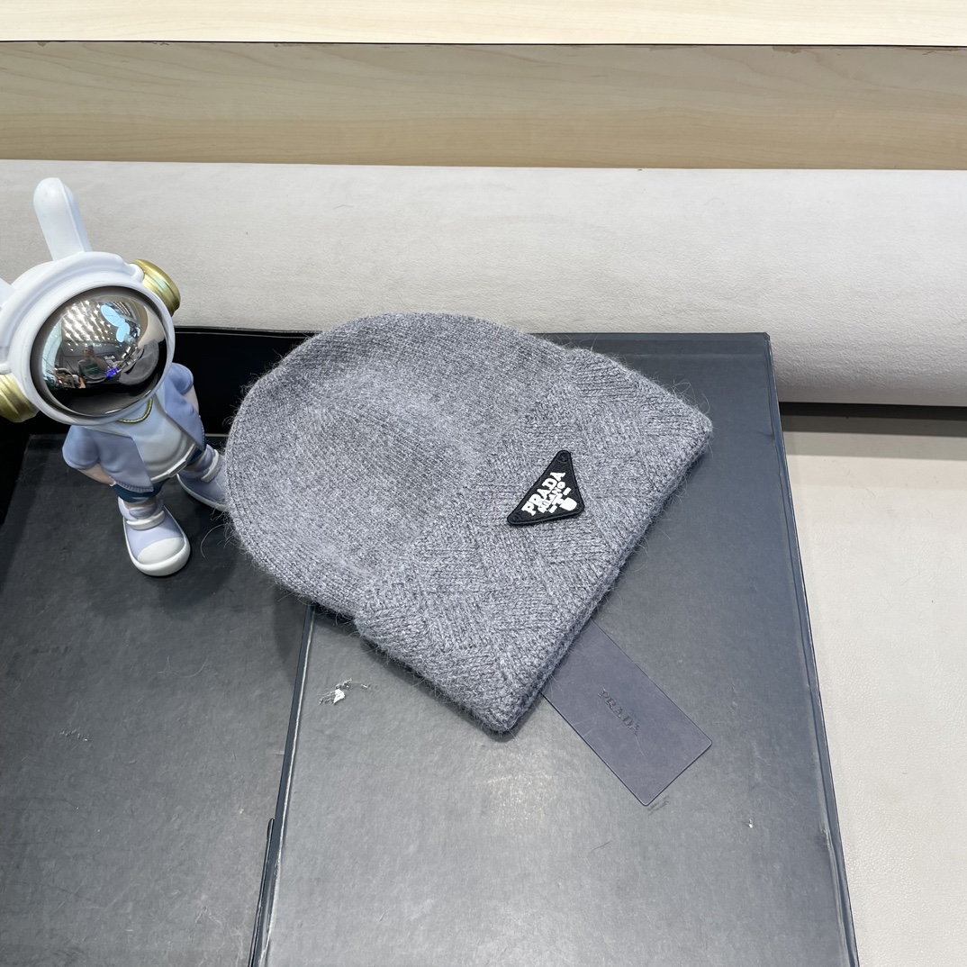  Prada普拉达针织毛线帽！百分之70羊毛+百分之三十兔毛小姐姐的冬日最爱～随便搭配什么衣服都好看！又