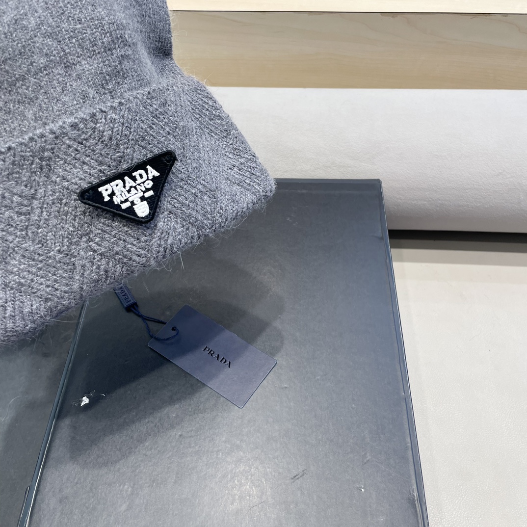  Prada普拉达针织毛线帽！百分之70羊毛+百分之三十兔毛小姐姐的冬日最爱～随便搭配什么衣服都好看！又