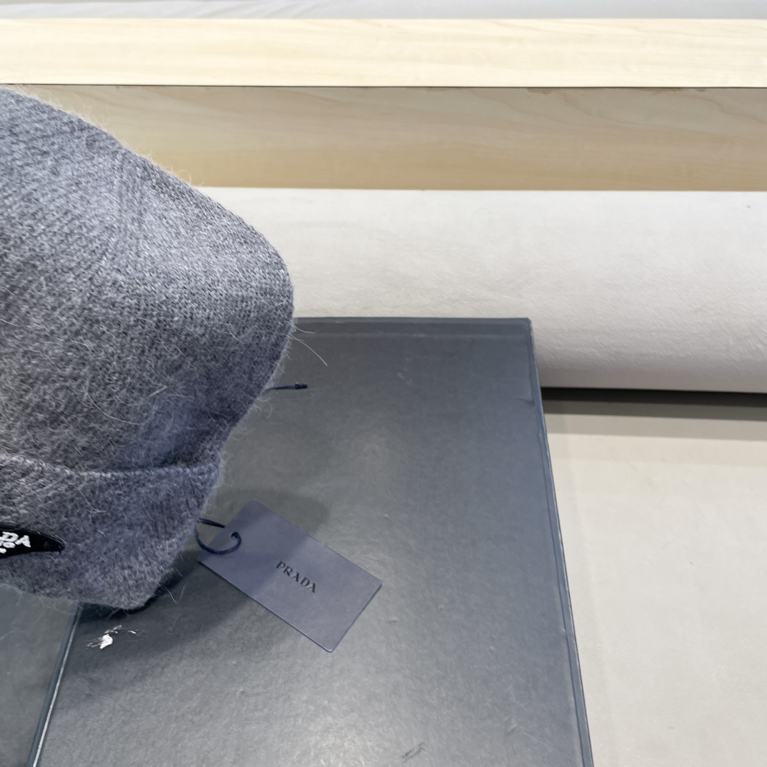  Prada普拉达针织毛线帽！百分之70羊毛+百分之三十兔毛小姐姐的冬日最爱～随便搭配什么衣服都好看！又