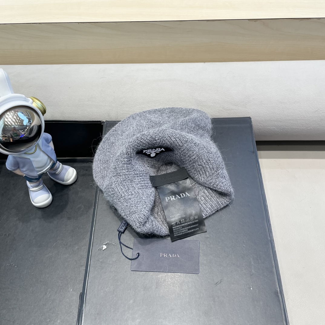  Prada普拉达针织毛线帽！百分之70羊毛+百分之三十兔毛小姐姐的冬日最爱～随便搭配什么衣服都好看！又