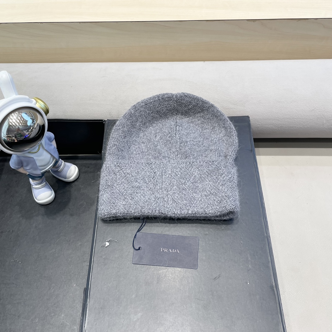 Prada普拉达针织毛线帽！百分之70羊毛+百分之三十兔毛小姐姐的冬日最爱～随便搭配什么衣服都好看！又