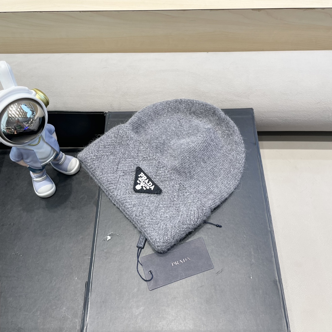  Prada普拉达针织毛线帽！百分之70羊毛+百分之三十兔毛小姐姐的冬日最爱～随便搭配什么衣服都好看！又