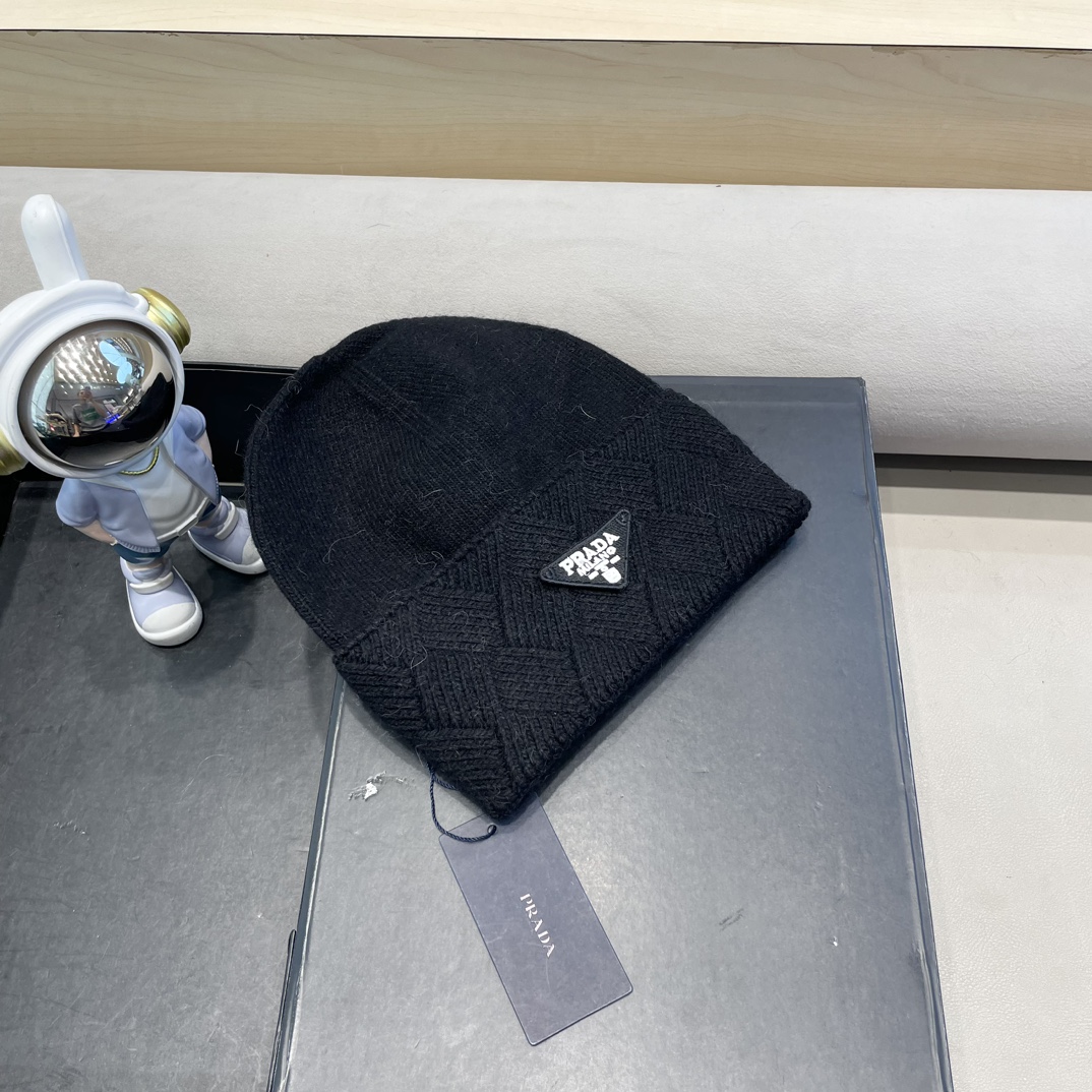  Prada普拉达针织毛线帽！百分之70羊毛+百分之三十兔毛小姐姐的冬日最爱～随便搭配什么衣服都好看！又