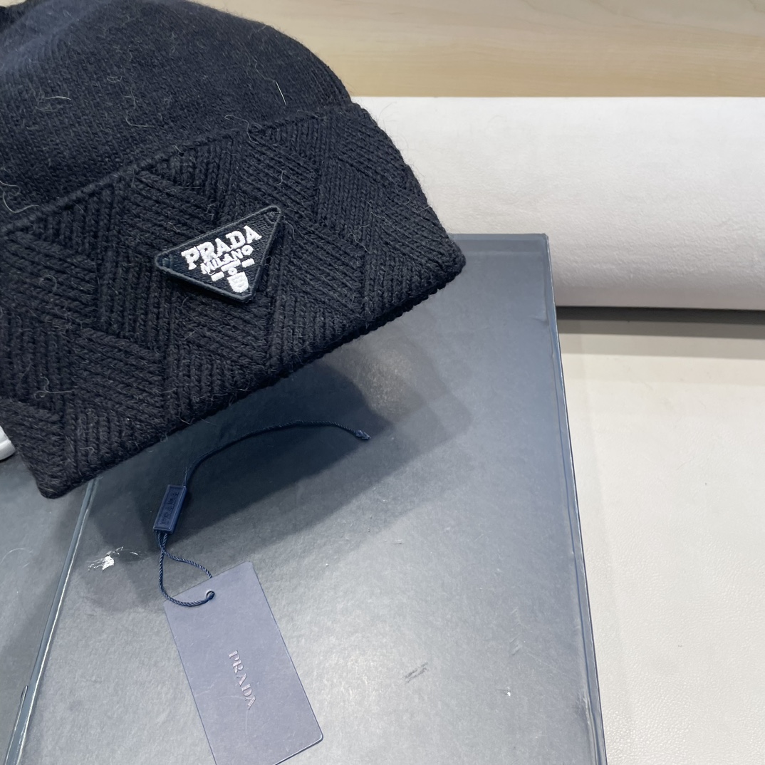  Prada普拉达针织毛线帽！百分之70羊毛+百分之三十兔毛小姐姐的冬日最爱～随便搭配什么衣服都好看！又