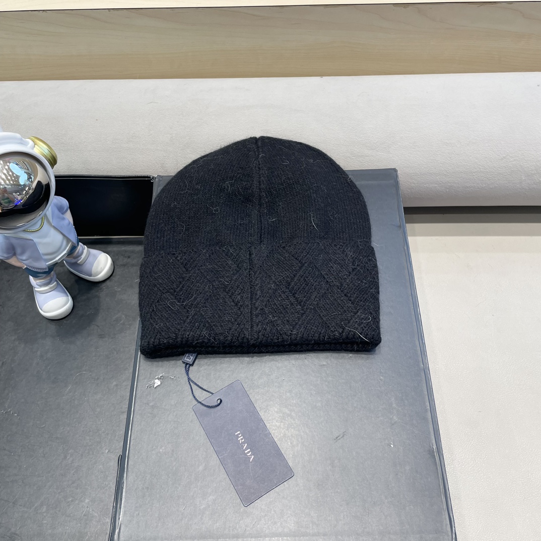  Prada普拉达针织毛线帽！百分之70羊毛+百分之三十兔毛小姐姐的冬日最爱～随便搭配什么衣服都好看！又