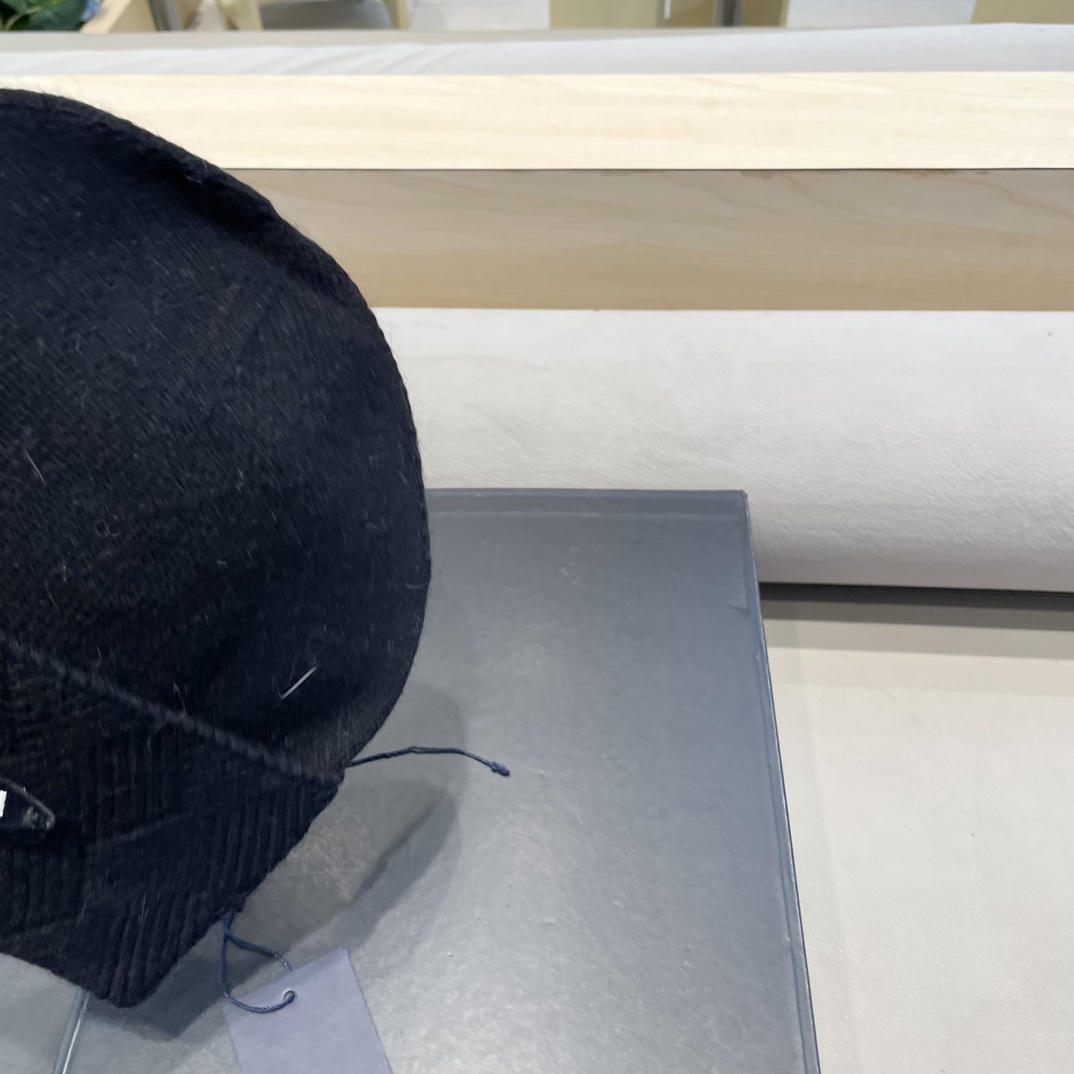  Prada普拉达针织毛线帽！百分之70羊毛+百分之三十兔毛小姐姐的冬日最爱～随便搭配什么衣服都好看！又