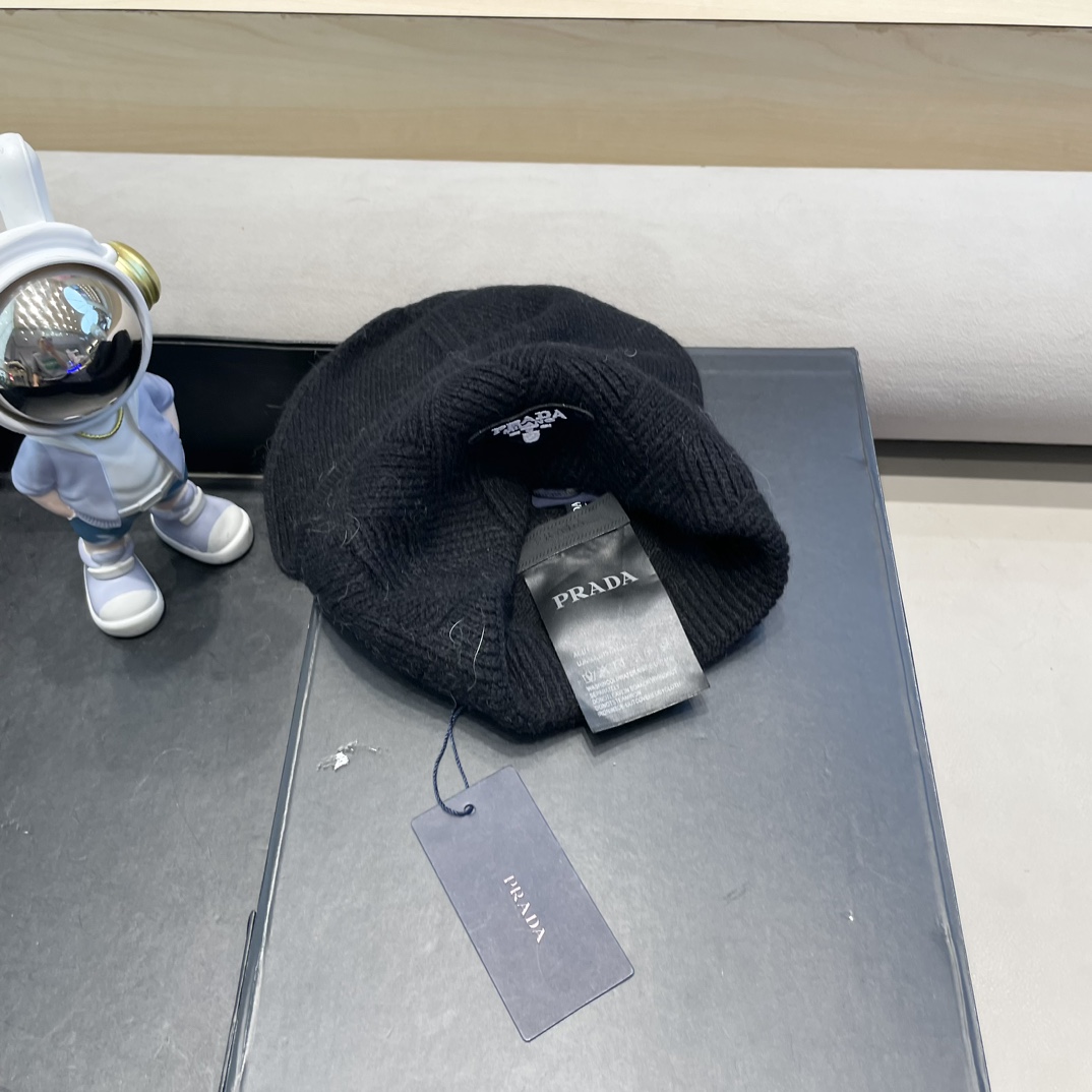  Prada普拉达针织毛线帽！百分之70羊毛+百分之三十兔毛小姐姐的冬日最爱～随便搭配什么衣服都好看！又