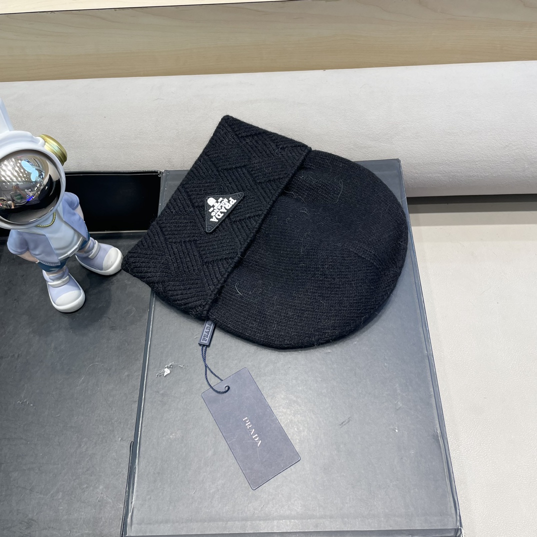  Prada普拉达针织毛线帽！百分之70羊毛+百分之三十兔毛小姐姐的冬日最爱～随便搭配什么衣服都好看！又