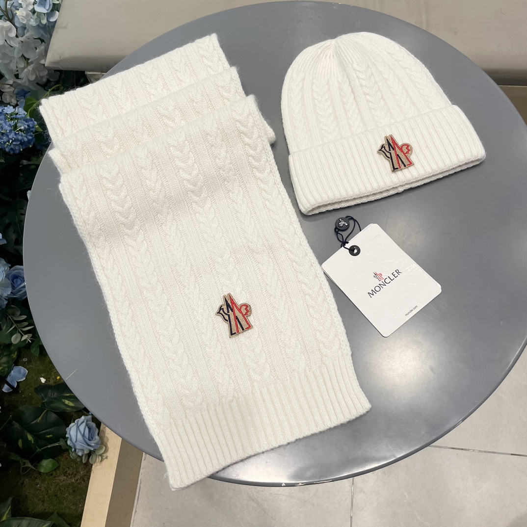 moncler【两件套-羊毛套装帽子】经典套装帽子！帽子➕围巾！暖暖哒超级舒服～冬日小姐姐减龄神器哦～这个冬天你就差这么