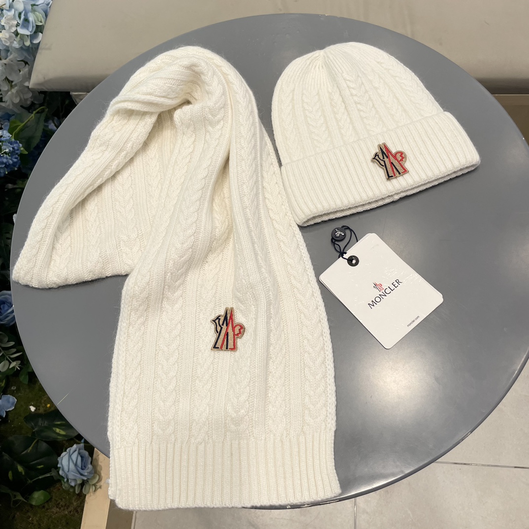 moncler【两件套-羊毛套装帽子】经典套装帽子！帽子➕围巾！暖暖哒超级舒服～冬日小姐姐减龄神器哦～这个冬天你就差这么