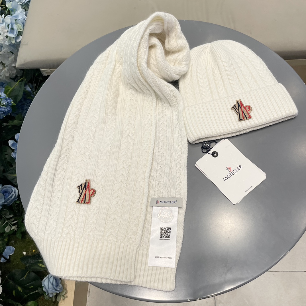 moncler【两件套-羊毛套装帽子】经典套装帽子！帽子➕围巾！暖暖哒超级舒服～冬日小姐姐减龄神器哦～这个冬天你就差这么