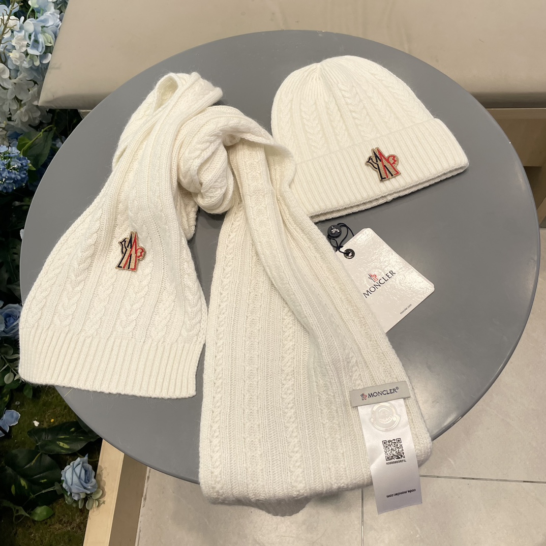 moncler【两件套-羊毛套装帽子】经典套装帽子！帽子➕围巾！暖暖哒超级舒服～冬日小姐姐减龄神器哦～这个冬天你就差这么