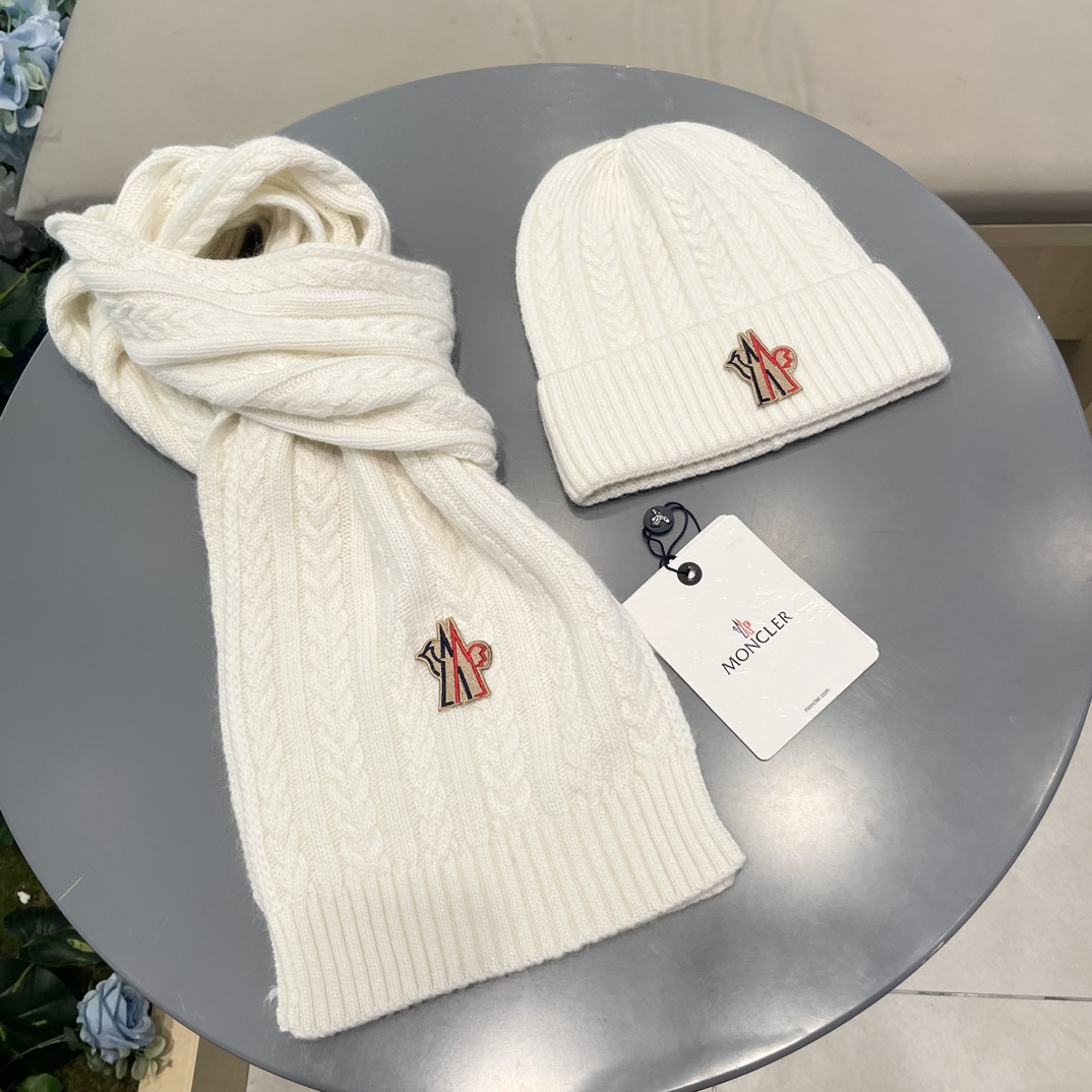 moncler【两件套-羊毛套装帽子】经典套装帽子！帽子➕围巾！暖暖哒超级舒服～冬日小姐姐减龄神器哦～这个冬天你就差这么