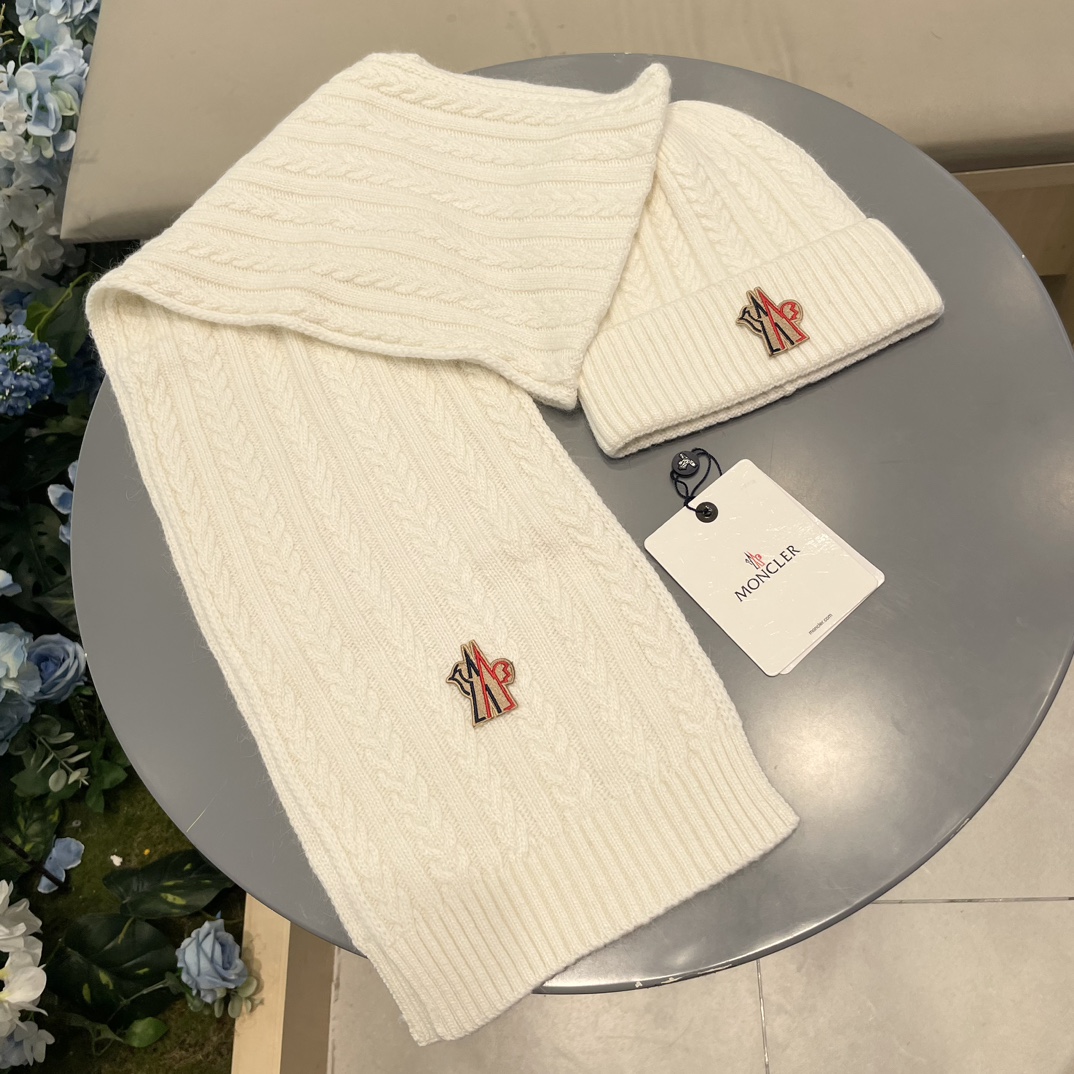 moncler【两件套-羊毛套装帽子】经典套装帽子！帽子➕围巾！暖暖哒超级舒服～冬日小姐姐减龄神器哦～这个冬天你就差这么